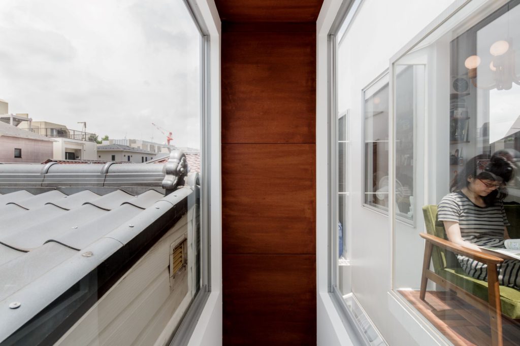 Windows on How We Live Now ©Jeremie Souteyrat